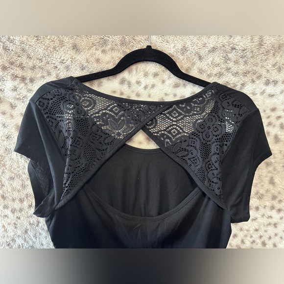 WOMENS MIX & CO HI-LOW LACE BACK ACCENT TOP - Picture 3 of 5